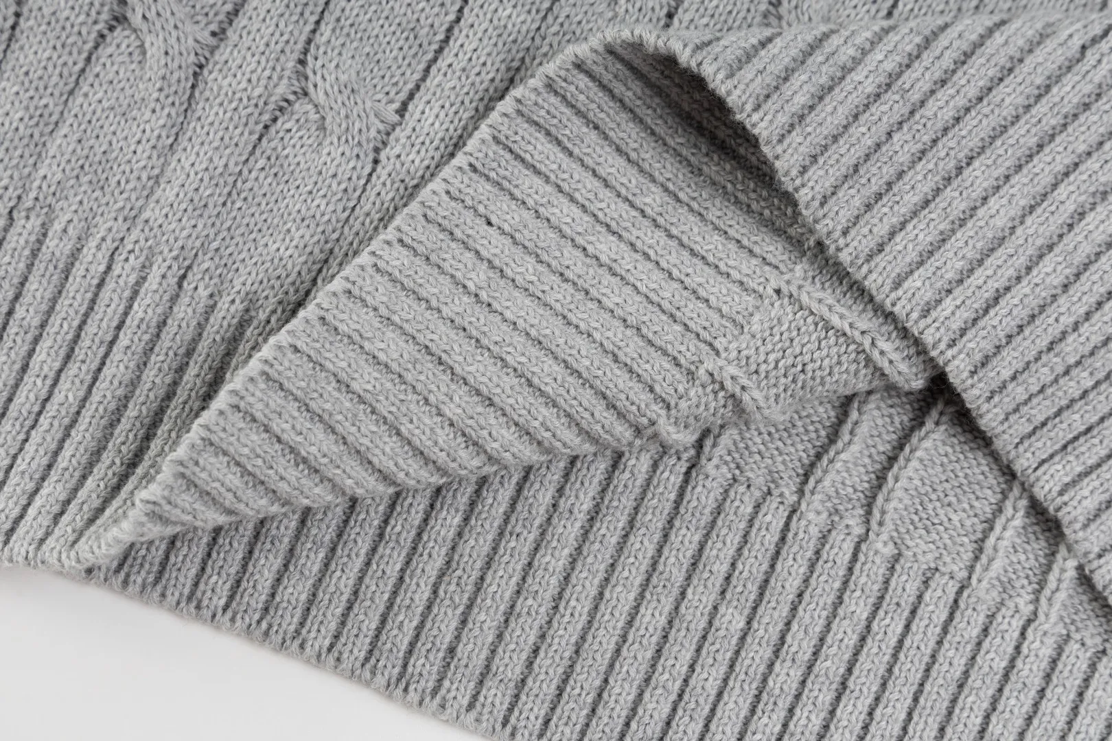 P236 #R84 RALPH LAUREN Six-color classic hooded twist pullover sweater with high-density LOGO embroidery on the chest and original custom-made tag accessories. Made of pure cotton yarn, pure cotton is skin-friendly and comfortable, small label war horse embroidered twist hooded sweater 🐎 high quality, follow the blogger to learn how to wear it! Let’s buy a Ralph Lauren cable sweater. It’s a super hard-to-find series after it became popular. It’s hard to find one on the official website. It’s simple and practical to wear, with a lazy and loose feel. The thickened fabric has more texture, feels soft and delicate, and has a loose fit. Whether worn alone or layered, you can wear different styles of fashion with just one piece!   Size: S M L